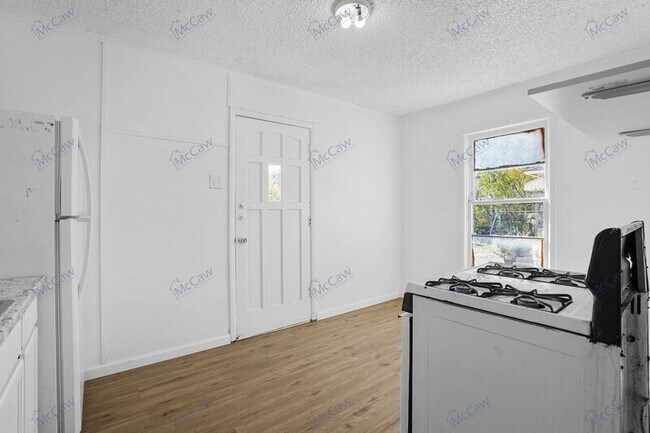 Foto del edificio - 4912 Donnelly Ave