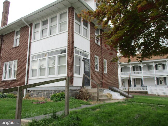 Building Photo - 915 W Broad St