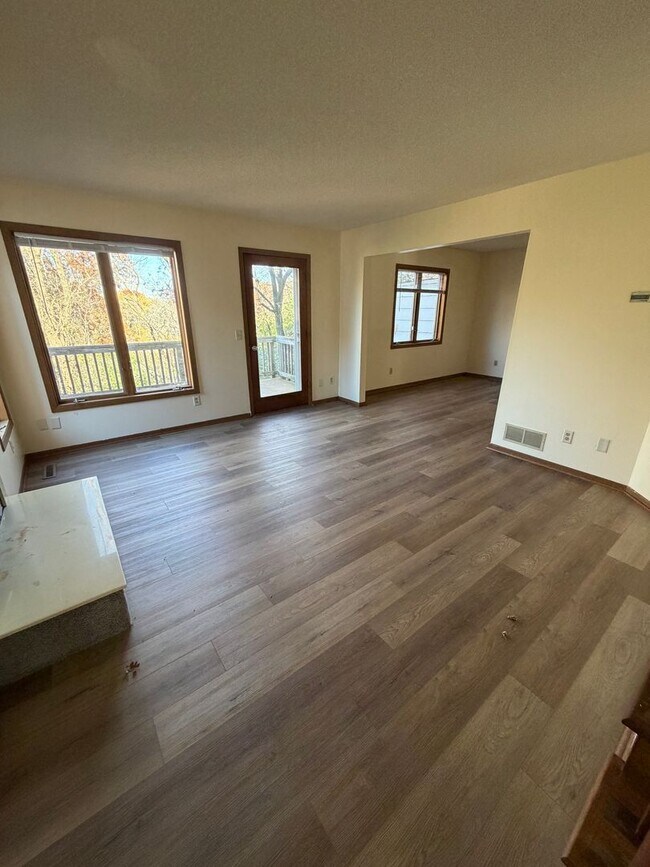 Building Photo - Great Eagan location-*3Bed*2.5Bath Freshly painted and new flooring throughout.