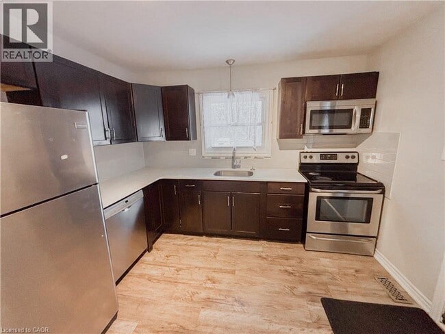 Building Photo - 122 Weber St S