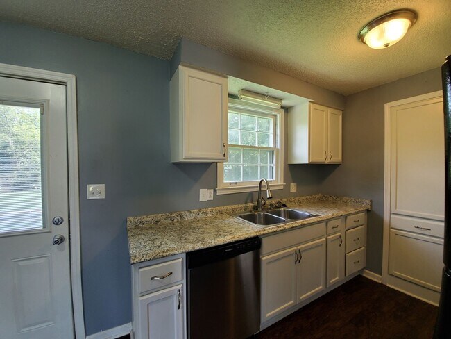 Foto del edificio - $1250- Great 3 Bedroom Located Minutes Fro...