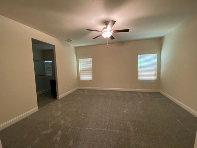 Building Photo - Beautiful home ready for your family avail...