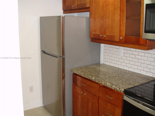 Foto del edificio - 18860 NW 57th Ave