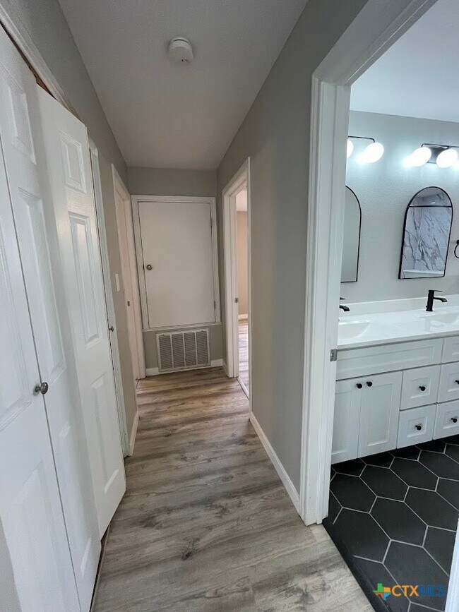 Building Photo - 744 Hill Top Dr