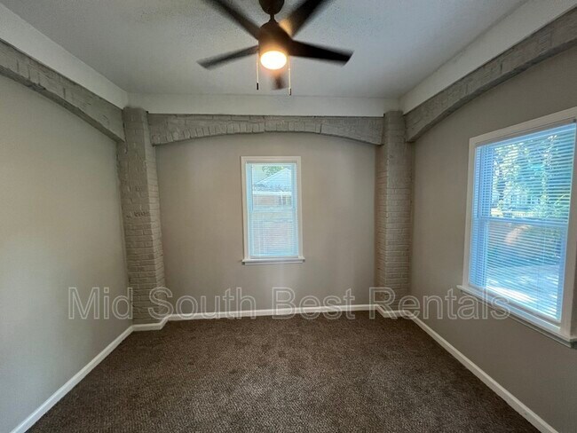 Foto del edificio - 2592 Larose Ave