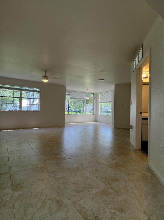 Foto del edificio - 2810 N Oakland Forest Dr