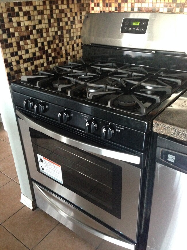 Foto del edificio - 5820 Wilshire Ct