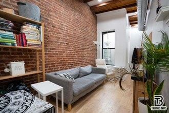 Building Photo - 37 Monroe St