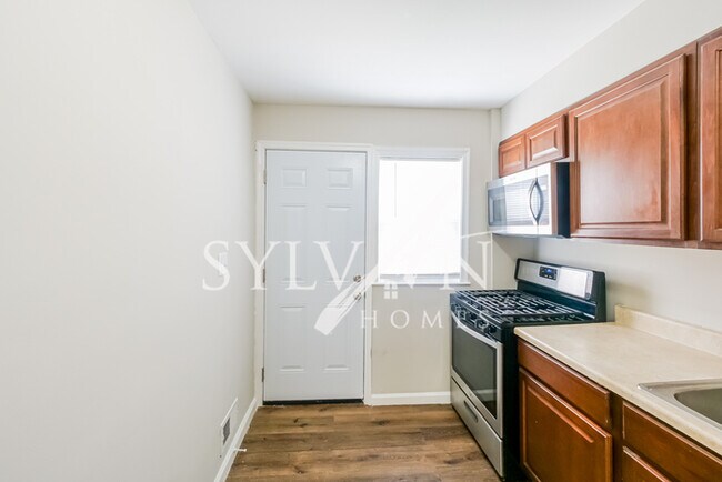 Building Photo - Charming Brick Townhome in Baltimore