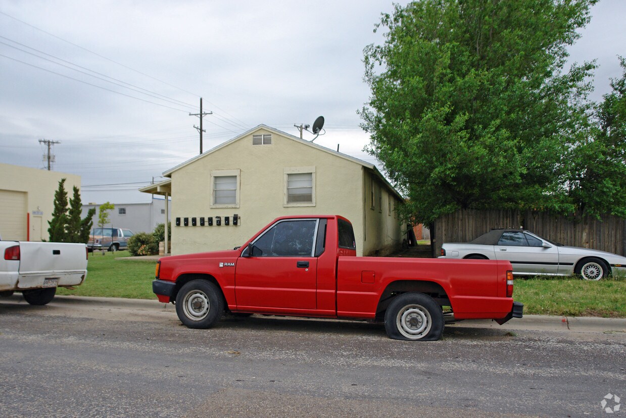 Building Photo - 802 3rd Pl