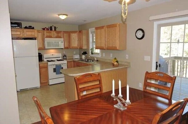 Building Photo - 3 Bedroom, 2.5 Bath Townhome
