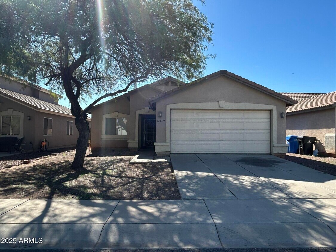 Foto principal - 6049 W Wood St