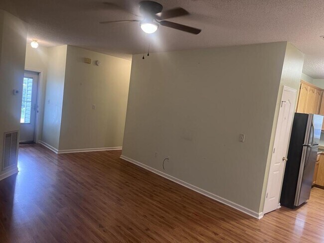 Building Photo - 12087 5 Oaks Dr