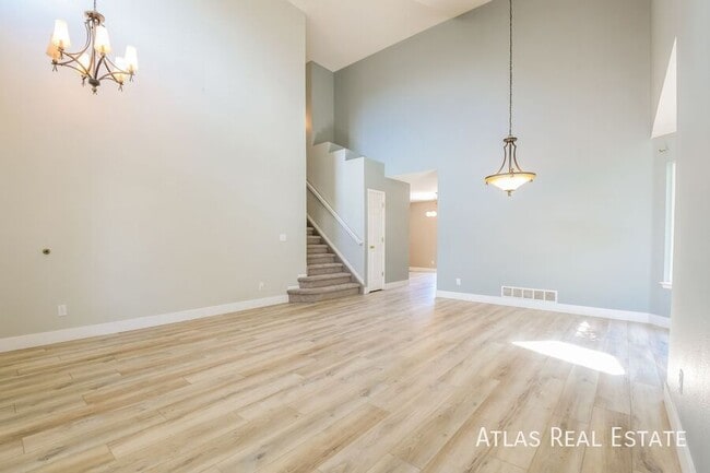 Building Photo - 5541 Spruce Ave
