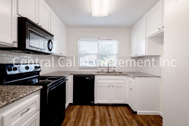 Foto del edificio - 3 Bedroom/2 Bath Home in the Southwest - $2295 Per Month!