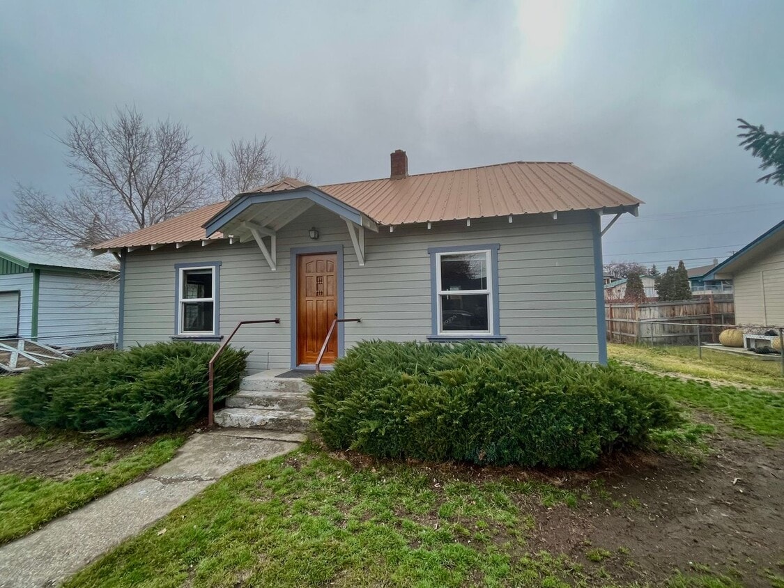 Primary Photo - Immaculate 2 Bedroom Home with a Fenced Yard