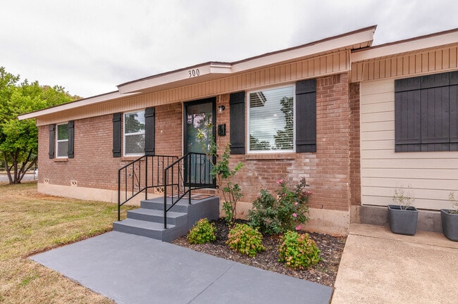 Building Photo - 300 Ridgecrest Dr