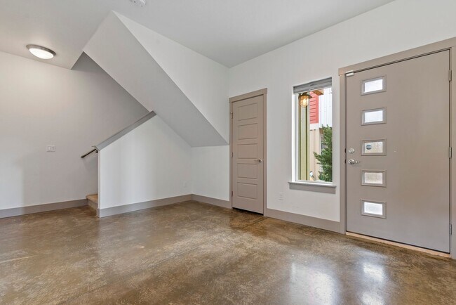 Building Photo - Urban 3 Story Custom Built Home _ Pet Frie...