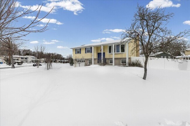 Building Photo - 5 Knollwood Dr