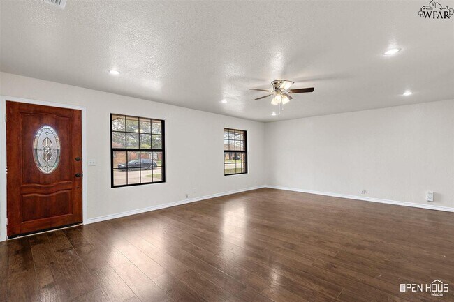 Building Photo - 300 E Garden Dr