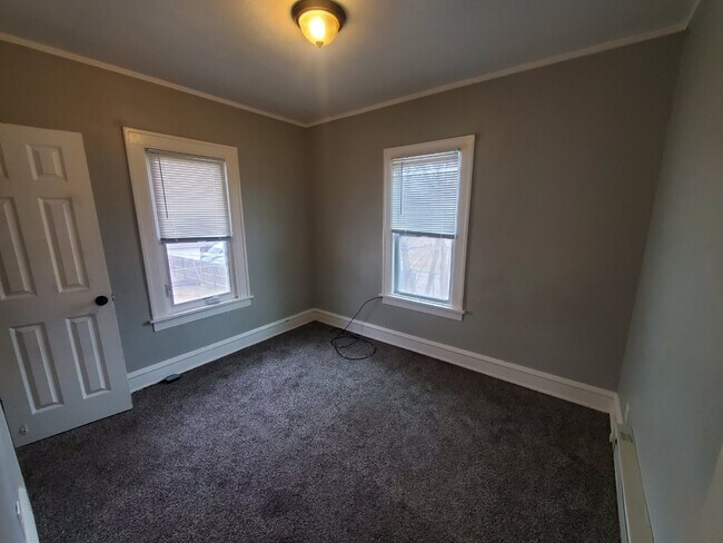 Building Photo - Upper Level Duplex in Minneapolis with 2 b...