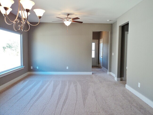 Building Photo - 828 Kent Dr
