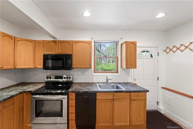 Foto del edificio - 588 Webbs Hill Rd