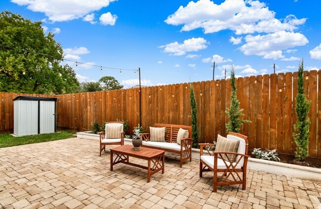 Foto del edificio - 6635 T C Jester Blvd