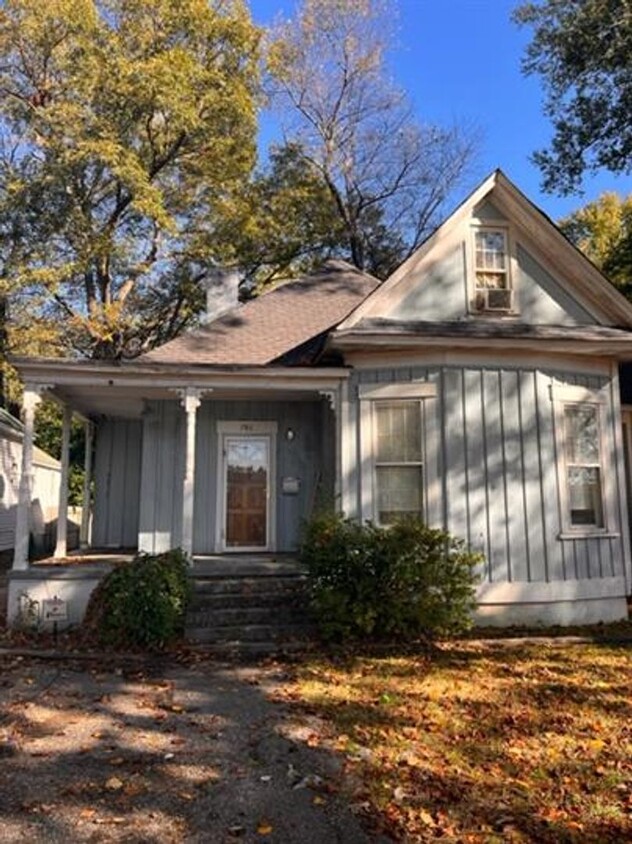 Foto principal - Spacious 4-Bedroom Home in Memphis-Comfort...