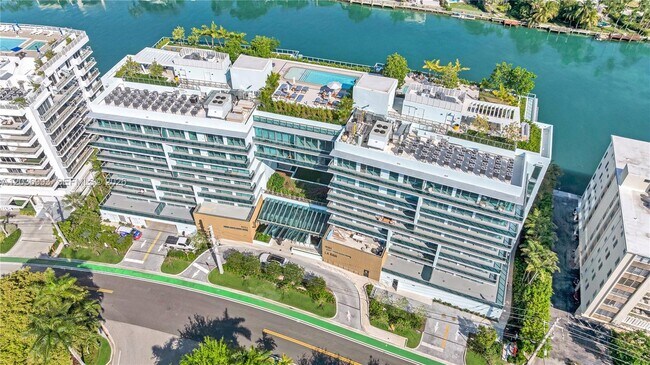 Foto del edificio - 9221 E Bay Harbor Dr
