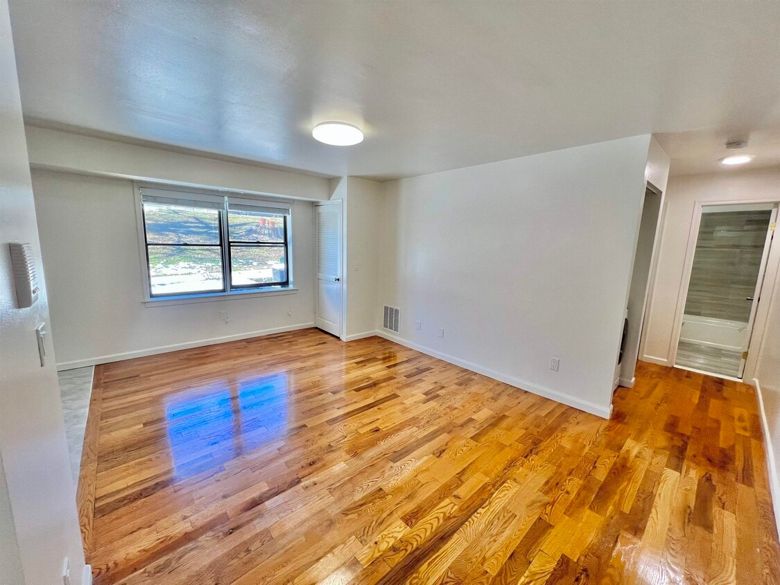 Foto principal - 700 Schuyler Ave