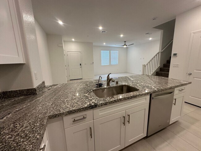 Foto del edificio - New Constructed and upgraded three bedroom...