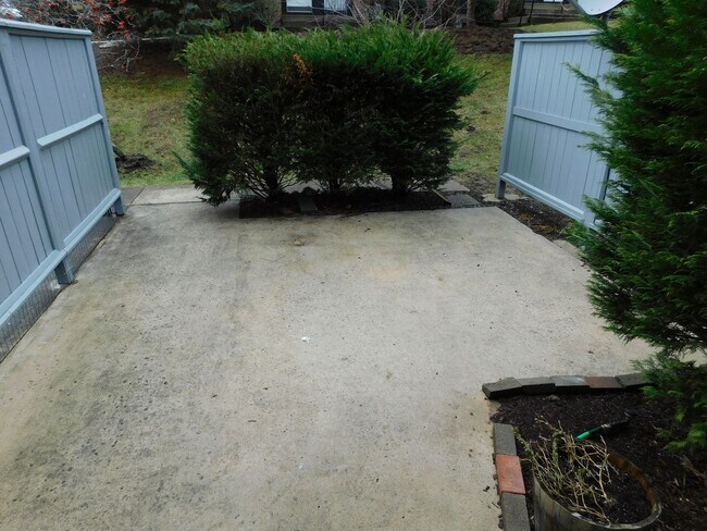 Building Photo - 3 BR/ 2B condo close to Bishop Walsh and A...