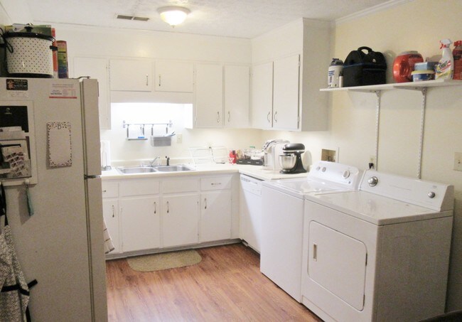 Foto del edificio - 245 N Harris St