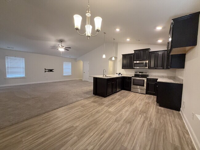 Foto del edificio - "Modern Madison Retreat: 3-Bed, 2-Bath Home with Elegant Granite Finishes!"