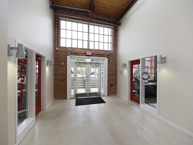 Building Photo - 807 E Main St