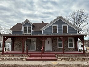 Building Photo - 400 Prairie St