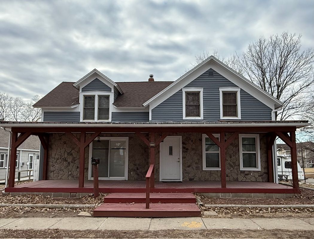 Primary Photo - 400 Prairie St