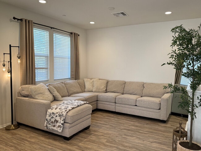Building Photo - 5020 Verdugo Way
