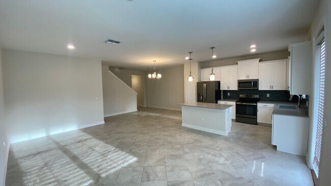Building Photo - MOVE IN SPECIAL! 3BD/2.5BA Townhome in Lak...