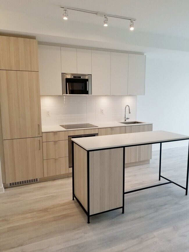 Photo du bâtiment - 215 Lakeshore Rd E