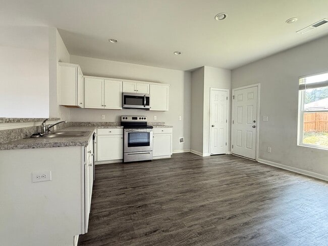 Building Photo - 4 Bedroom Home in Odenville