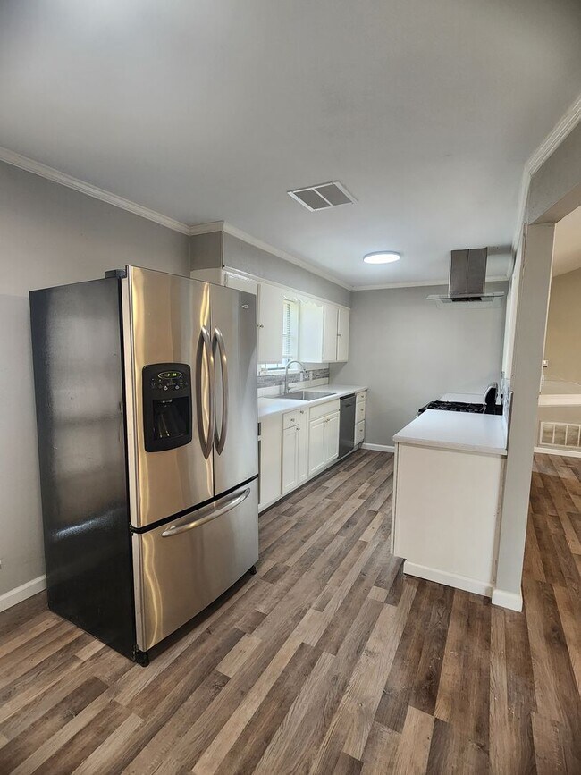 Foto del edificio - 948 N Lakewood Dr