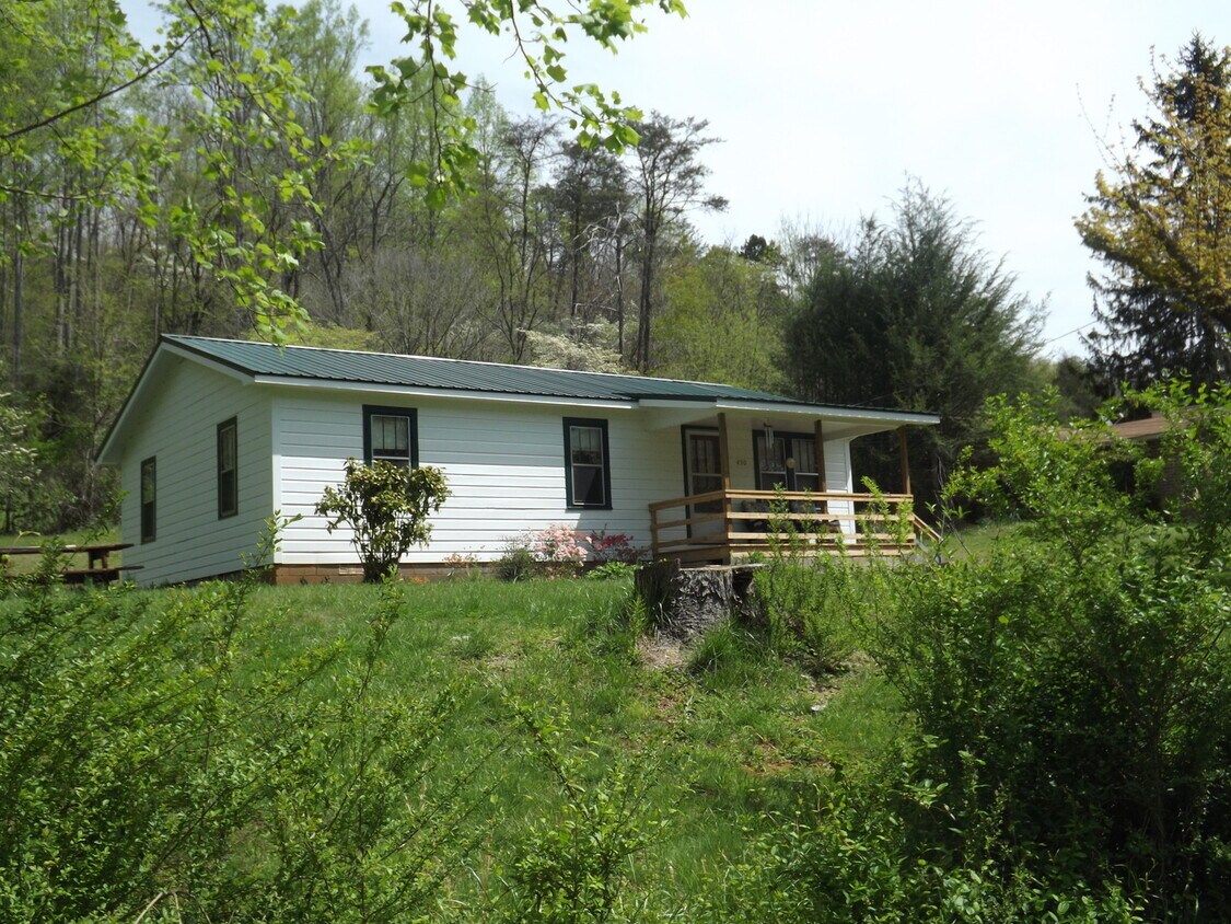 Foto principal - 3 Bedroom Home Close to WCU available 8/4/...