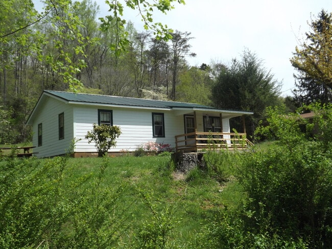 3 Bedroom Home Close to WCU available 8/8/... - 3 Bedroom Home Close to WCU available 8/8/...