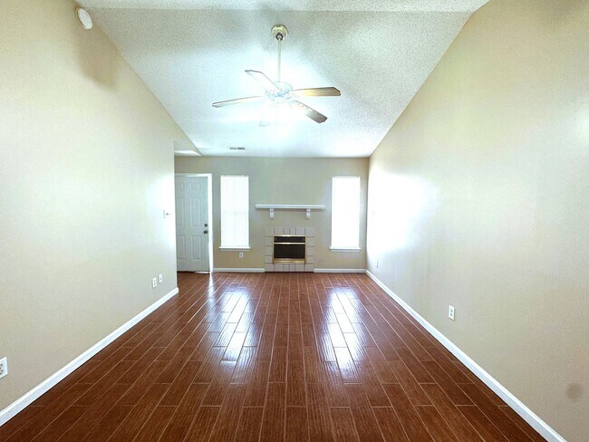 Foto del edificio - 2 BR/ 2 Bath End Unit! Minutes to Camp Lej...