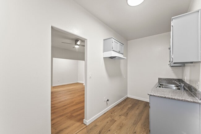 Building Photo - 842 W 83rd St