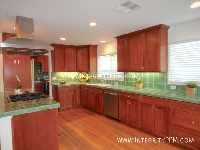 Foto del edificio - Entertainer's Dream Home with Canyon Views