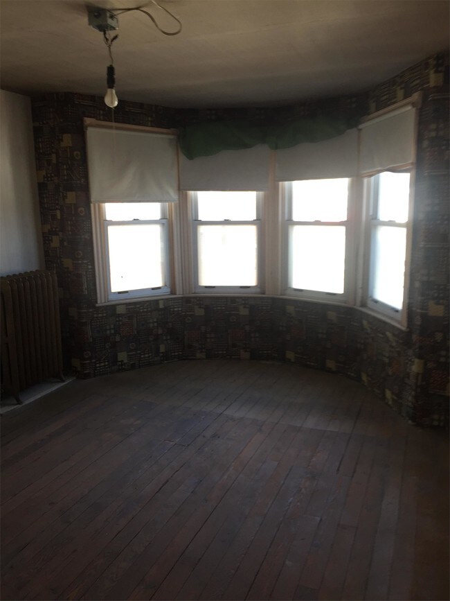 Building Photo - 218 W Pine St
