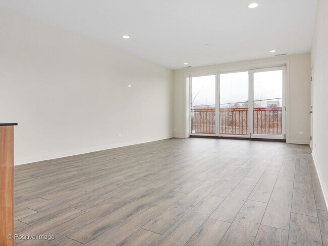 Building Photo - 2824 W Van Buren St